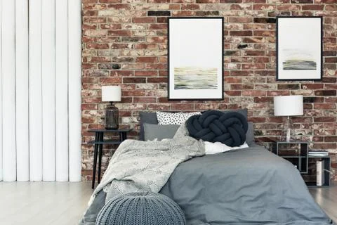Knot pillow on bed 库存照片