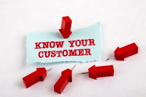 KNOW YOUR CUSTOMER. Note sheet and red arrows on white paper Foto stock