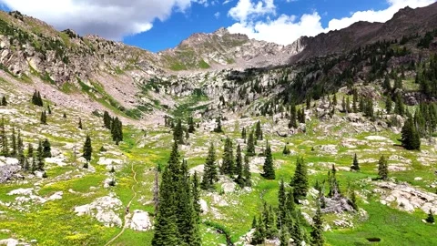 Knowing the mountains Vídeos de archivo 302228504