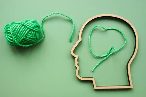 Knowledge as a tangled thread with part in the head. Symbolizing learning a.. Foto stock