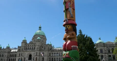 The Knowledge Totem Pole outside the British Columbia Parliament Buildings, in Vidéo 304109869