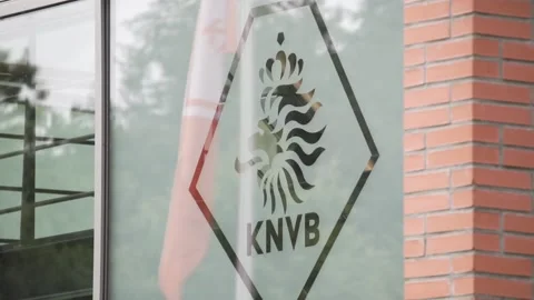 KNVB Logo on glass with flag in the reflection 库存影片 139445016