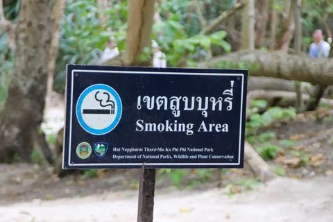 Ko Phi Phi Leh, Thailand - January 28, 2025: Smoking area sign Stock-Fotos