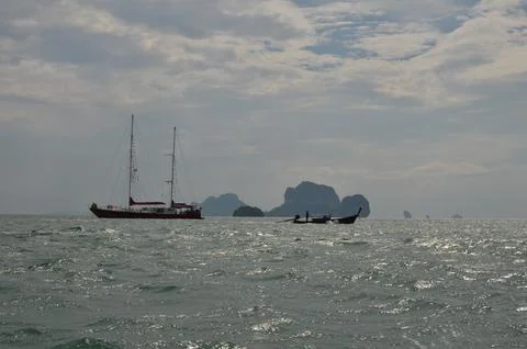 Ko phi phi thailand rocks blue water boat Horizon Blue 스톡 사진