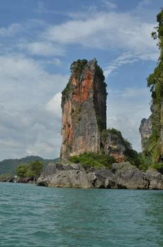 Ko phi phi thailand rocks blue water boat trip Stockfoto's