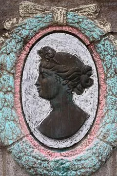 Koenigin Luise Bemaltes Steinmedaillon der Koenigin Luise an einem Brunnen... Stock Photos