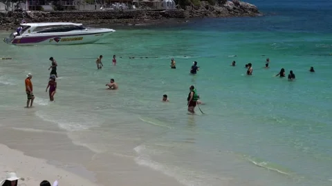 KOH LARN, THAILAND - 15 AUGUST 2024:Hat Sangwan beach at Koh Larn island Stock Footage 282334603