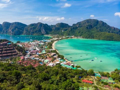 Koh Phi Phi Don - Amazing view of bay in andaman sea from View Point. Paradis Fotos de archivo