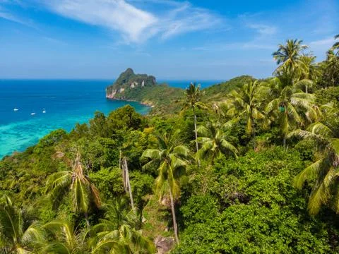 Koh Phi Phi Don - Amazing view of bay in andaman sea from View Point. Paradis Stockfoto's
