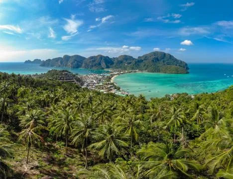 Koh Phi Phi Don - Amazing view of bay in andaman sea from View Point. Paradis Stockfoto's
