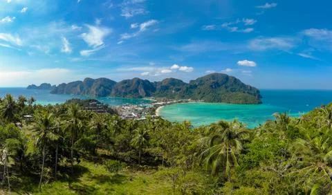 Koh Phi Phi Don - Amazing view of bay in andaman sea from View Point. Paradis Stockfoto's