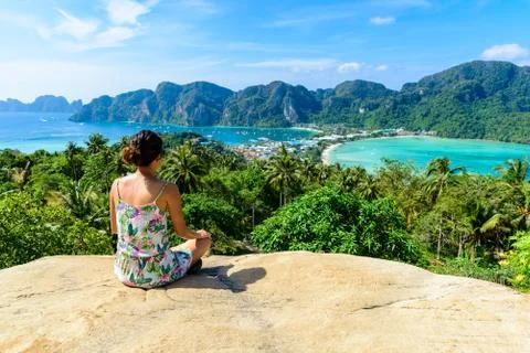Koh Phi Phi Don, Viewpoint - Girl enjoying beautiful view of paradise bay fro Fotos de archivo