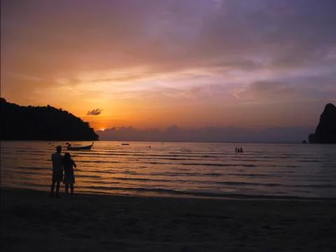 Koh Phi Phi island beach at sunset Stockfoto's