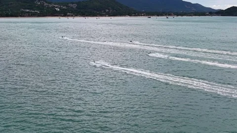 Koh Samui 06.06.2026. Group of Jet Skis Racing Toward Tropical Beach 库存影片 336429722