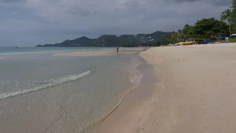 KOH SAMUI, THAILAND – AUGUST 24, 2026: Wide view of Chaweng Beach at low tide Stock Footage 343801090