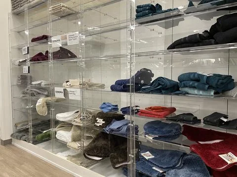 Kohls retail store interior during the holidays empty spaces in glass display Foto stock