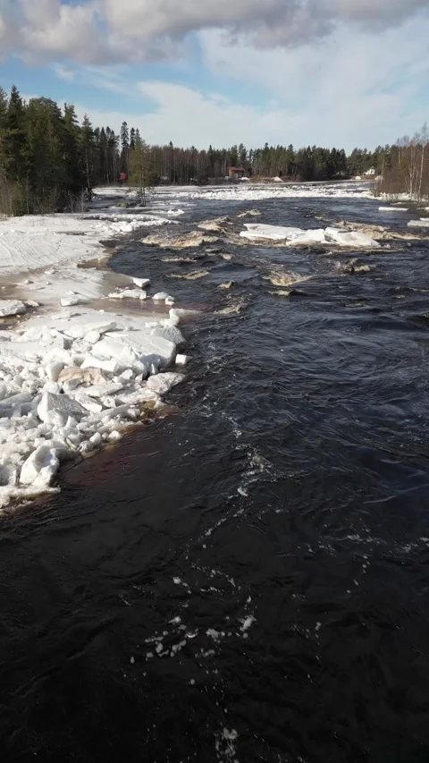 Koitelinkoski rapids in early spring, Oulu Finland 库存影片 331500436