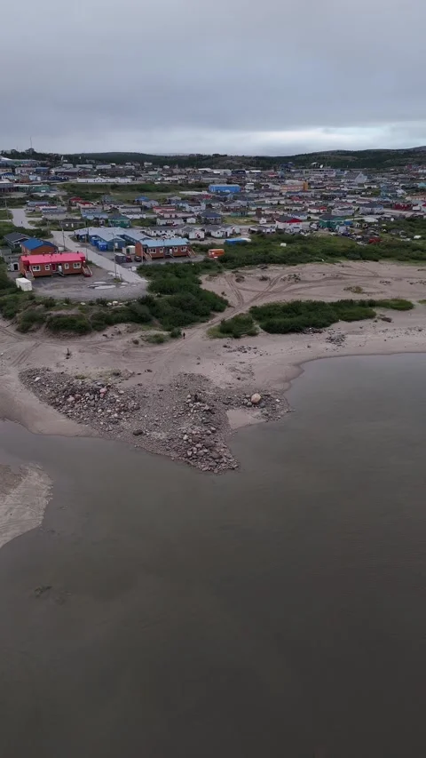Koksoak River Beach Vertical Dronie Aerial Kuujjuaq Nunavik Quebec Summer Stockbeeldmateriaal 345180034