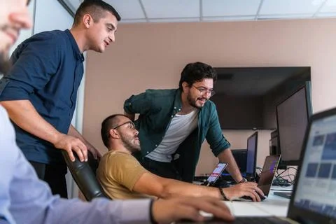 Kollaborative Köpfe: Ein Team von Programmierern, die gemeinsam Herausford.. Stock-Fotos