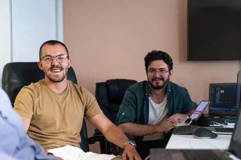 Kollaborative Köpfe: Ein Team von Programmierern, die gemeinsam Herausford.. Stock-Fotos