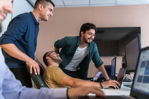 Kollaborative Köpfe: Ein Team von Programmierern, die gemeinsam Herausford.. Stock-Fotos