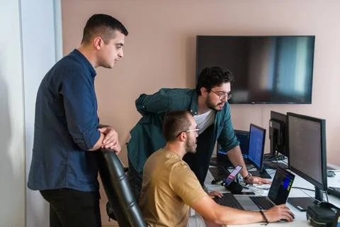 Kollaborative Köpfe: Ein Team von Programmierern, die gemeinsam Herausford.. Stock-Fotos