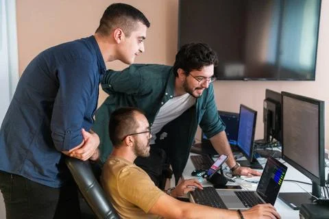 Kollaborative Köpfe: Ein Team von Programmierern, die gemeinsam Herausford.. Stock-Fotos
