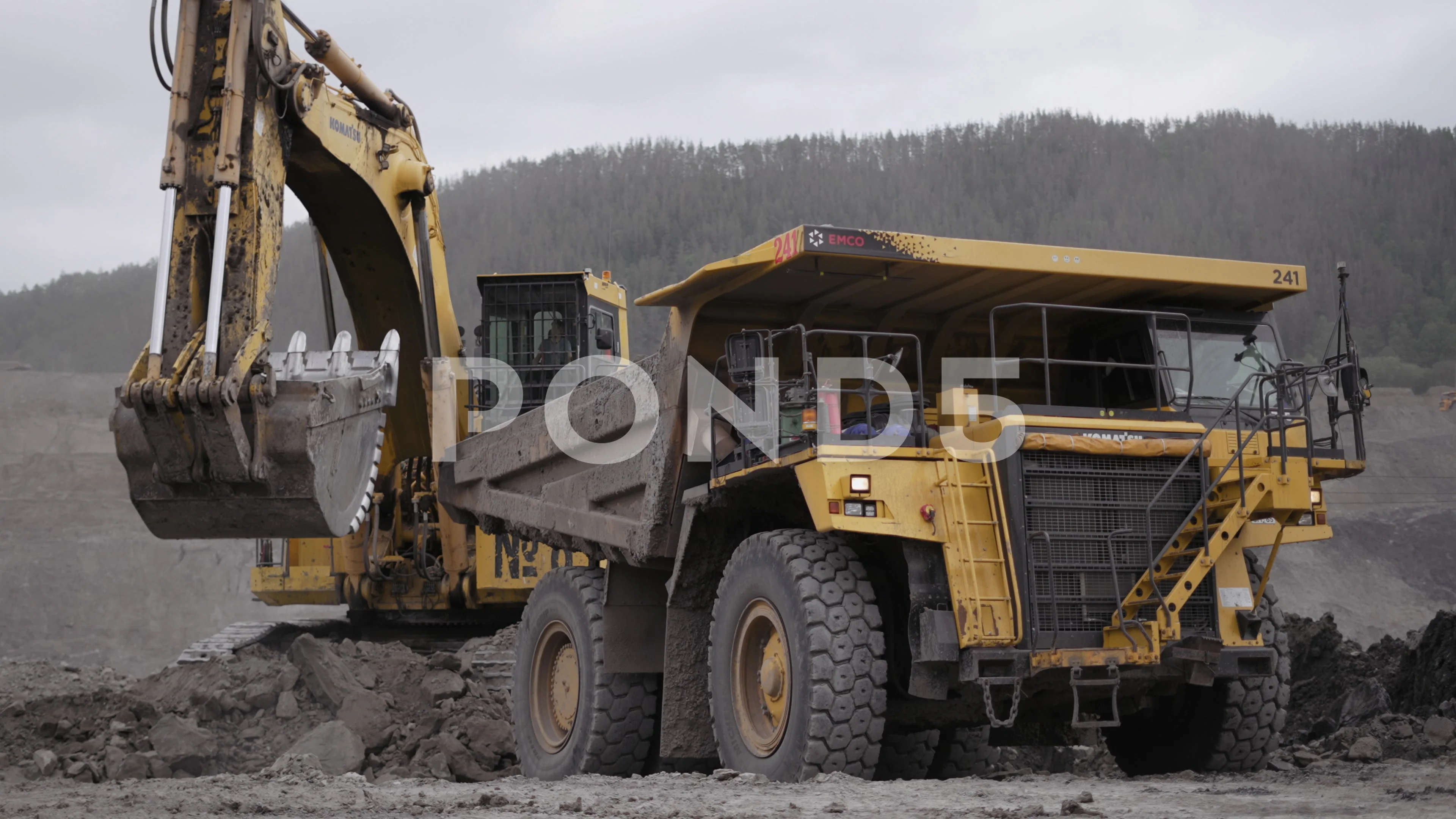 Komatsu Pc00 Excavator Loads Ore Into Stock Video Pond5