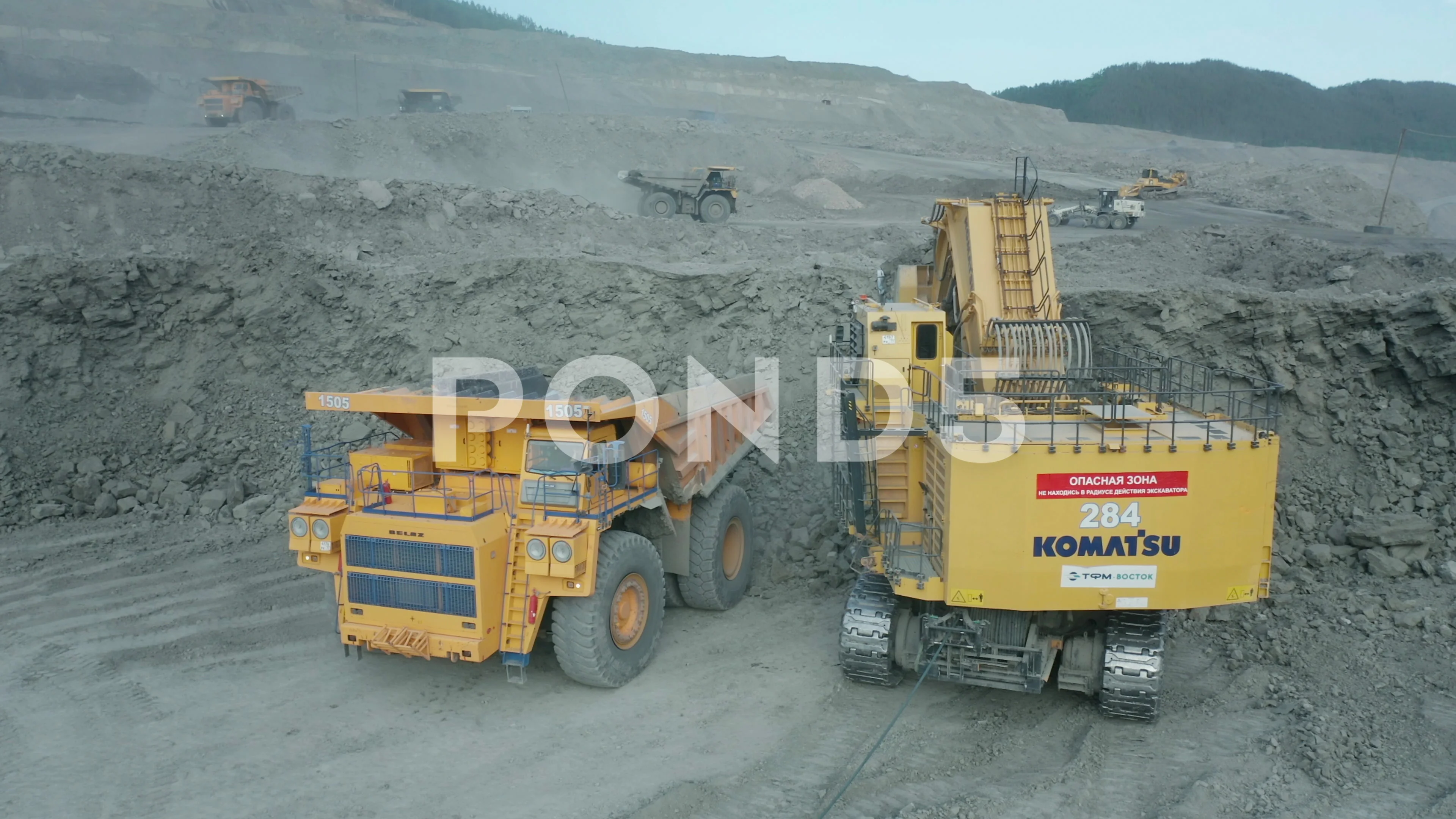 Komatsu Pc4000 Excavator Loads Ore Into Stock Video Pond5