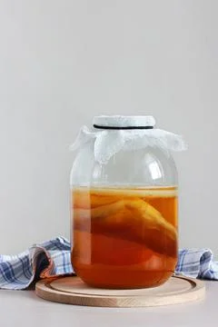 Kombucha in a jar on the table. Foto stock
