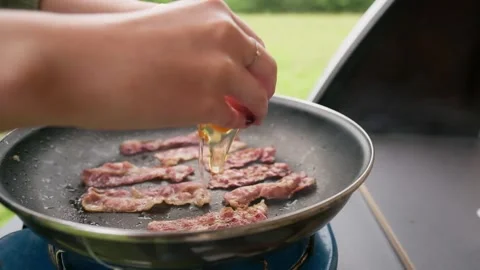 Kooking bacon and eggs in a pan Stock Footage 289290174