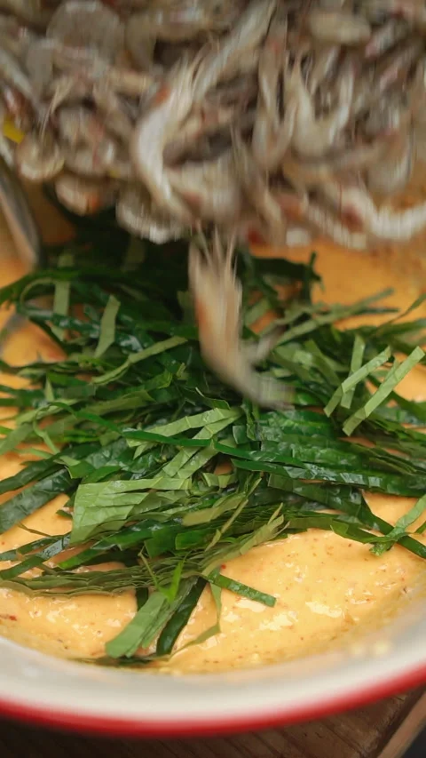 Koong Thod Bai Cha Phlu, Thai crispy fried wild betel leaf fritters with prawns. Stock Footage 337535818
