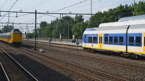Koploper (Head runner) train passing at Weesp train station Stock Footage 111345553