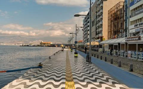 Kordon promenade with wavy pattern, Konak Pier, and waterfront cafes in Izmir Stock-Fotos