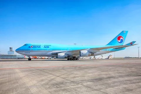 Korean Air Boeing 747 goes to the parking stand in Vaclav Havel Stock Photos