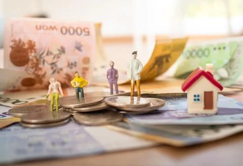 Korean banknotes with models in work clothes and Korean won coins for money c Foto stock