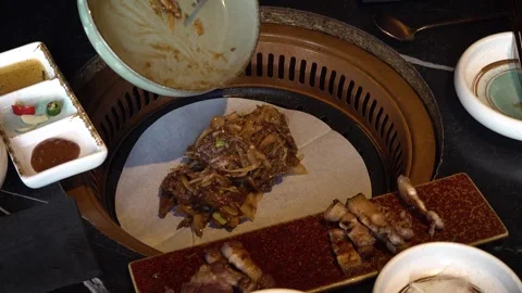 Korean BBQ 4K Vídeos de archivo 303656768
