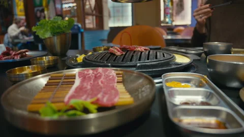 Korean BBQ Table Grill Dining Experience in Restaurant Vidéo 329614299