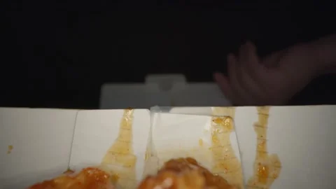 Korean fried chicken - opening a box 库存影片 154191655