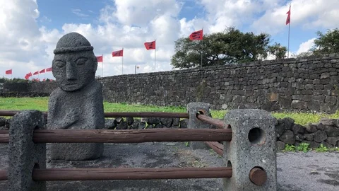 Korean stone guard statue dol hareubang made of volcanic rock Vidéo 120909134