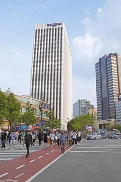 Koreans crossing the street Seoul skyscrapers in the back Jung gu Seoul South Stock Photos