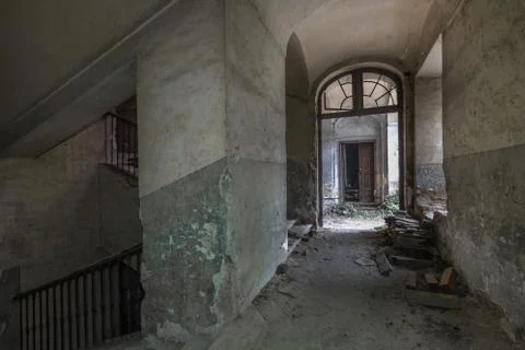 Korridor in einem verlassenen schloss Stock Photos