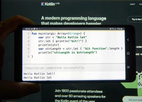 Kotlin code example on a mobile phone screen. Stock-Fotos