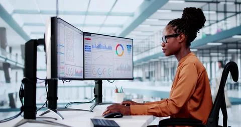 KPI Business Analytics Data Dashboard. Analyst Using Computer 写真素材