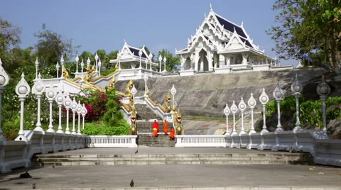 Krabi temple with monks coming down steps 스톡 동영상 63310074
