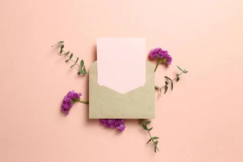 Kraft envelope and empty card with statice flower, eucalyptus leaves on pi... Stock-Fotos