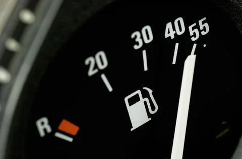 Kraftstoffanzeige in einem Auto auf Position vollgetankt. Erkennbar sind L... Stock Photos
