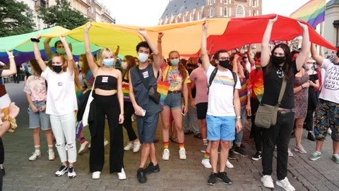 Kraków Equality March (Pride parade). Participants with a big rainbow flag. 库存影片 145831349