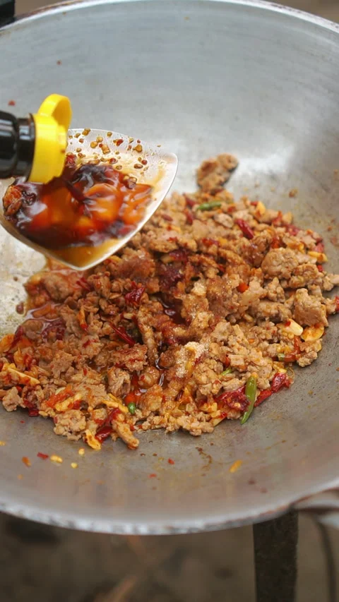 Krapow Moo Sab Prik Haeng Kai Dao, Thai stir-fried minced pork with dried chili Stock-Footage 337535823