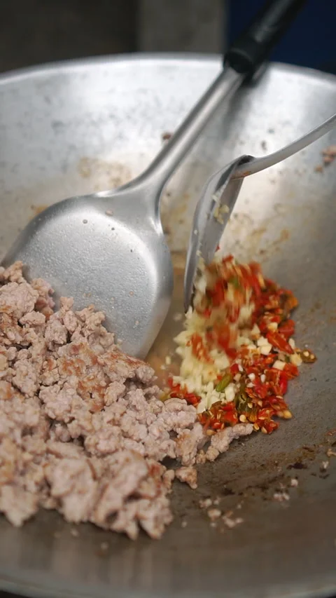 Krapow Moo Sab, Thai stir-fried minced pork with holy basil. Stock-Footage 337464458